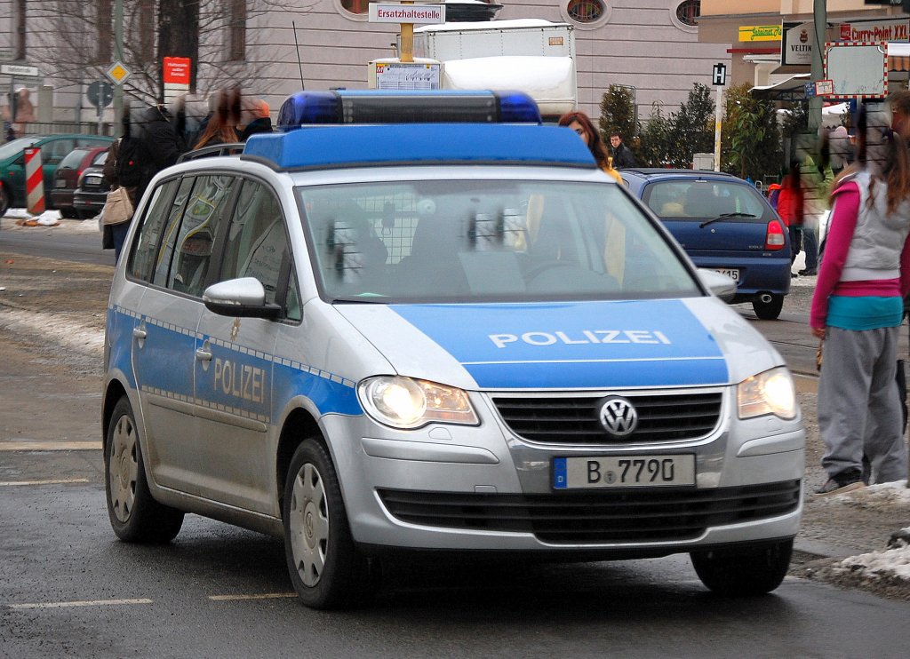Der inzwischen �blichste Streifenwagen Berlins ist vom Typ VW Touran TDI und die meisten sind auch schon in blau unterwegs, 15.02.10 Berlin-Pankow. 