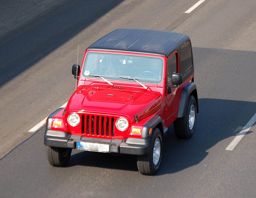 Der JEEP Wrangler, ein beliebter Gel�ndewagen den es in X-Versionen gibt, 10.03.10 Berliner Stadtautobahn H�he Knobelsdorffstr.