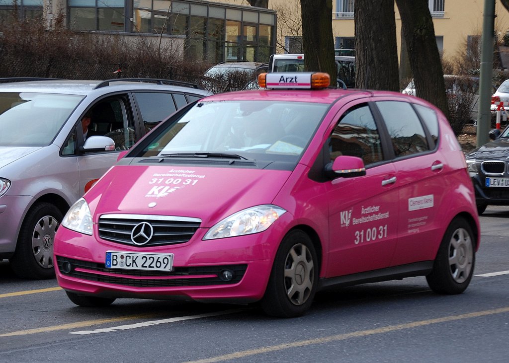 Der Kasse�rztliche Nofalldienst aus Berlin hat diese MB A-Klasse Fahrzeuge im Einsatz, 24.03.10 Berlin-Knobelsdorffstr.   