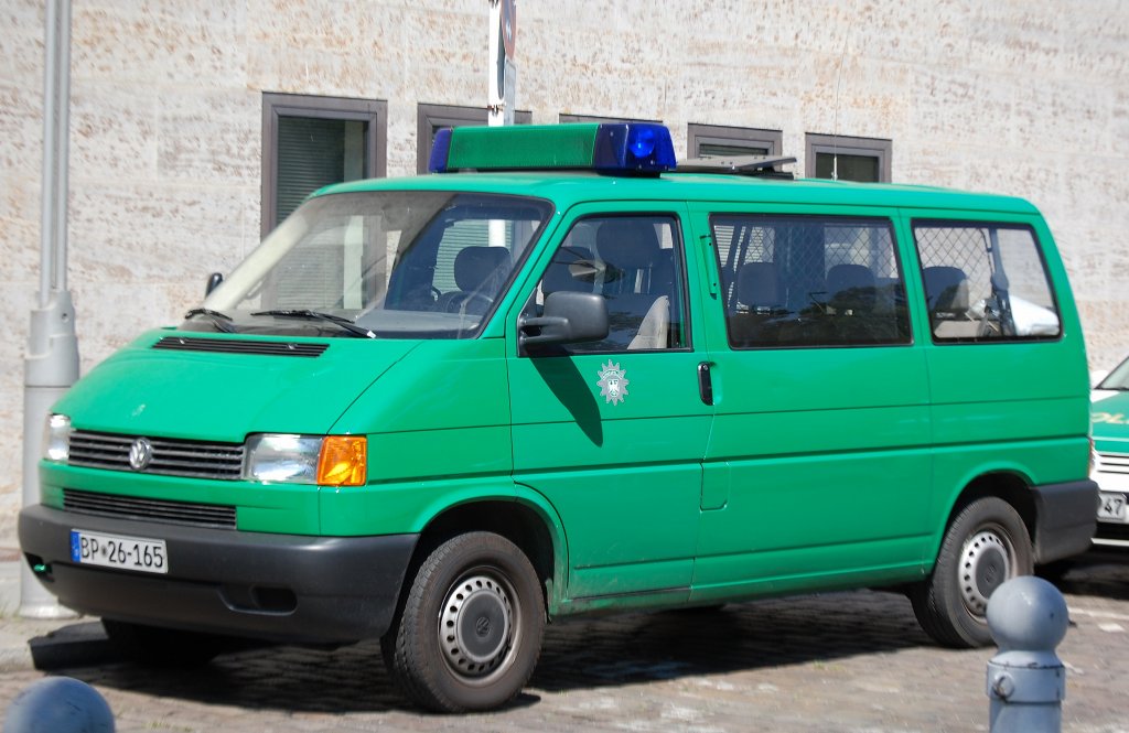 Der klassische Halbgruppenkraftwagen der Bundespolizei ist der VW Transporter T4, 31.07.08 Bhf. Berlin Zool. Garten.