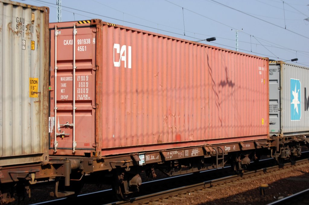 Der klassische zweiachsige Containertragwagen der DB ist der Wagentyp Lgs 580, hier der Wagen mit der Nr. 21 RIV 80 DB 442 6 069-1 Lgs 580 am 04.04.09 Bhf. Flughafen Berlin Sch�nefeld.