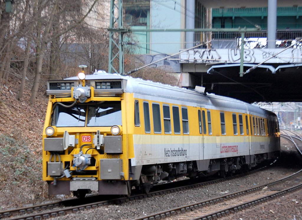 Der Lichtraummesszug (Limez III) 719 045-7/719 046-5 der DB Netz Instandhaltung am 25.03.11 an der Stra�enunterf�hrug Berlin Sch�nhauser Allee Richtung Berlin Lichtenberg. 