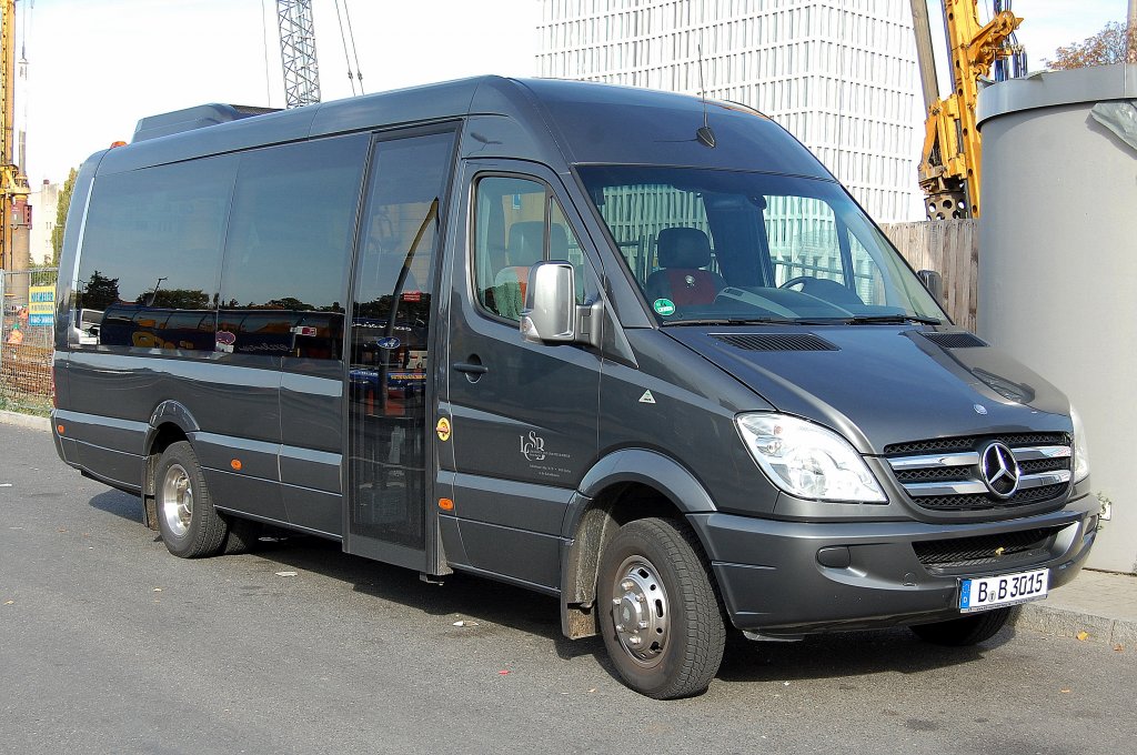 Der Limousinen Service der Fa. LCSB aus Berlin mit einem MB Kleinbus am 17.10.12 Berlin Hbf.