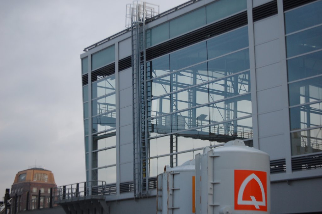 Der obere Teil der ersten inzwischen fast fertigen Bahnhofshalle des neu entstehenden Kreuzungsbahnhofes Berlin-Ostkreuz, die bei laufendem Betrieb entsteht, unglaublich wie es hier noch vor zwei Jahren aussah, Impression vom 19.12.11  