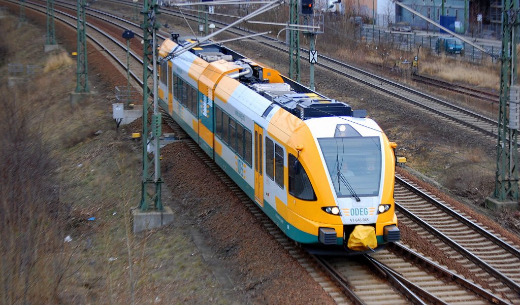 Der ODEG Stadler GTW 2/6 VT 646.045 f�hrt Richtung Berlin-Spandau, 31.12.12 Berlin-Putlitzbr�cke.