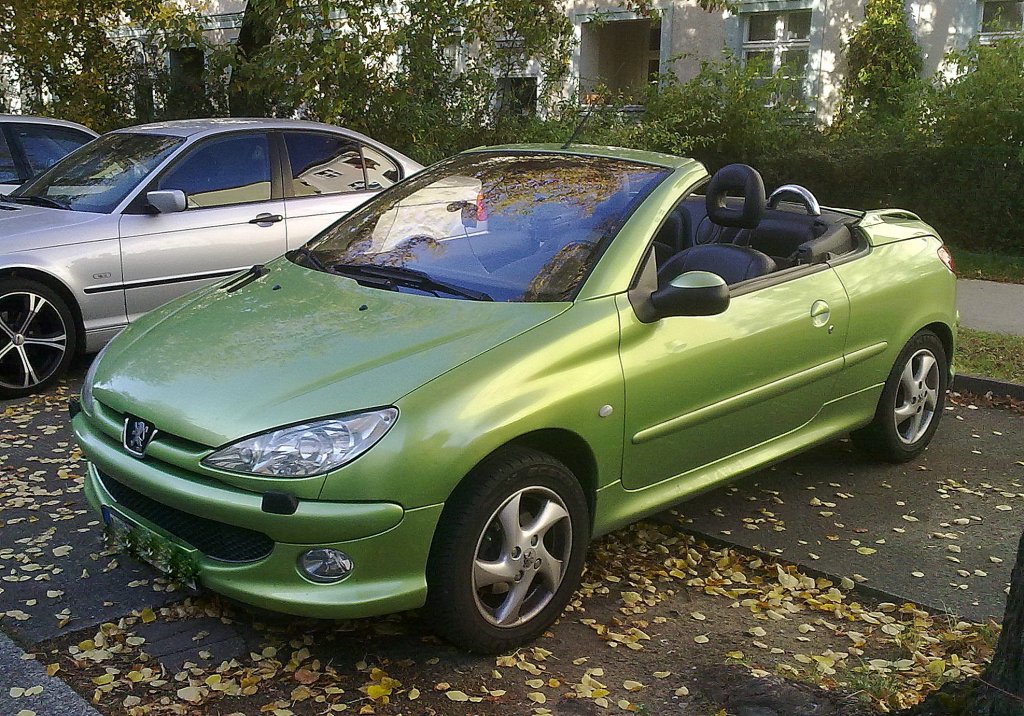 Der Peugeot 206 CC wie er von 2003-2007 gebaut wurde bei herrlichem Oktoberwetter mit ge�ffneten Dach, 19.10.12 Berlin-Pankow.