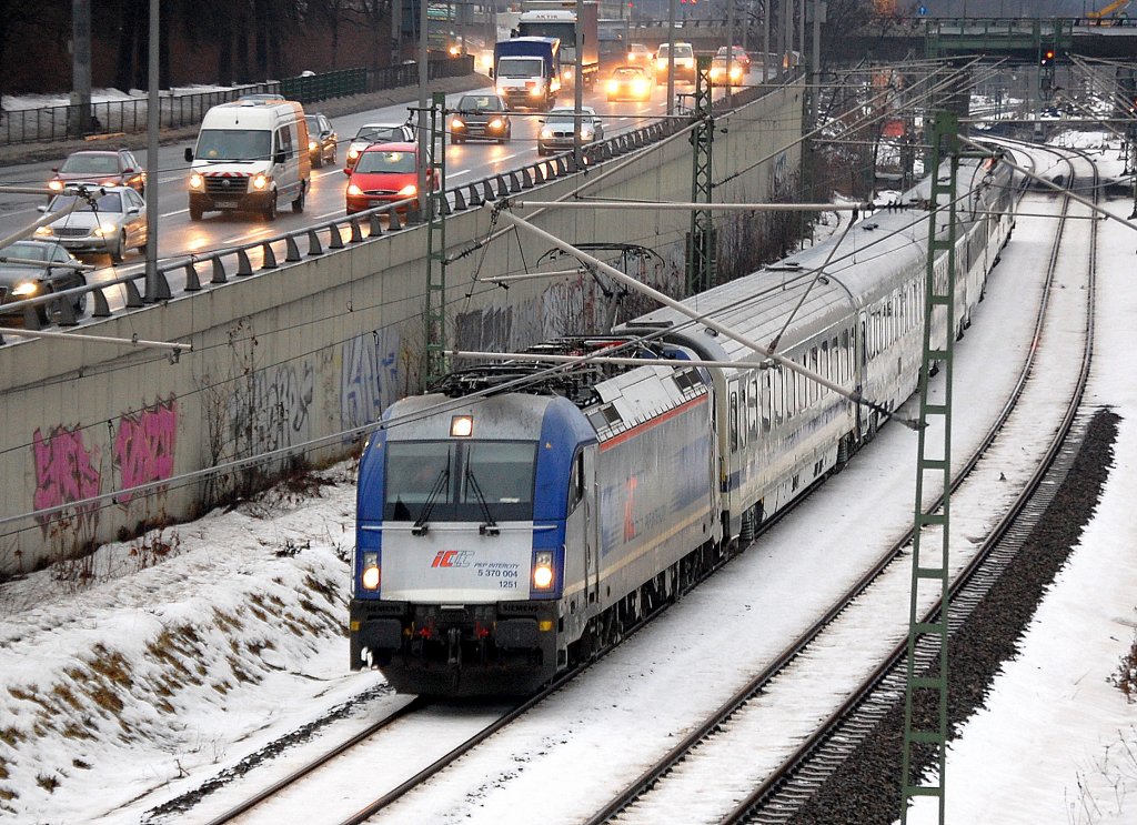 Der PKP IC 5 370 004 1261  Husarz  mit dem Berlin-Warschau-Express Wagengespann auf dem Weg zum Abstellpunkt Berlin-Grunewald direkt auf dem Berliner Innenring neben der Stadtautobahn H�he Knobelsdorffbr�cke, 07.01.11