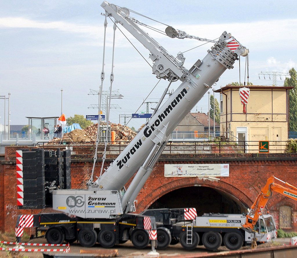Der polnische Ableger der deutschen Fa. Grohmann war am 03.10.09 mit dem gewaltigen achtachsigen TEREX AC 500-2 Fahrzeugkran vertreten auf der Gro�baustelle Berlin-Ostkreuz.