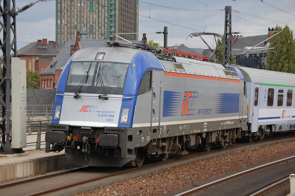 Der polnische Husarz 5 370 009 1251 (91 51 627 0005-7 PL-PKPIC) mit dem Berlin-Warschau-Express f�hrt am 22.09.11 im Berliner Hbf. ein.