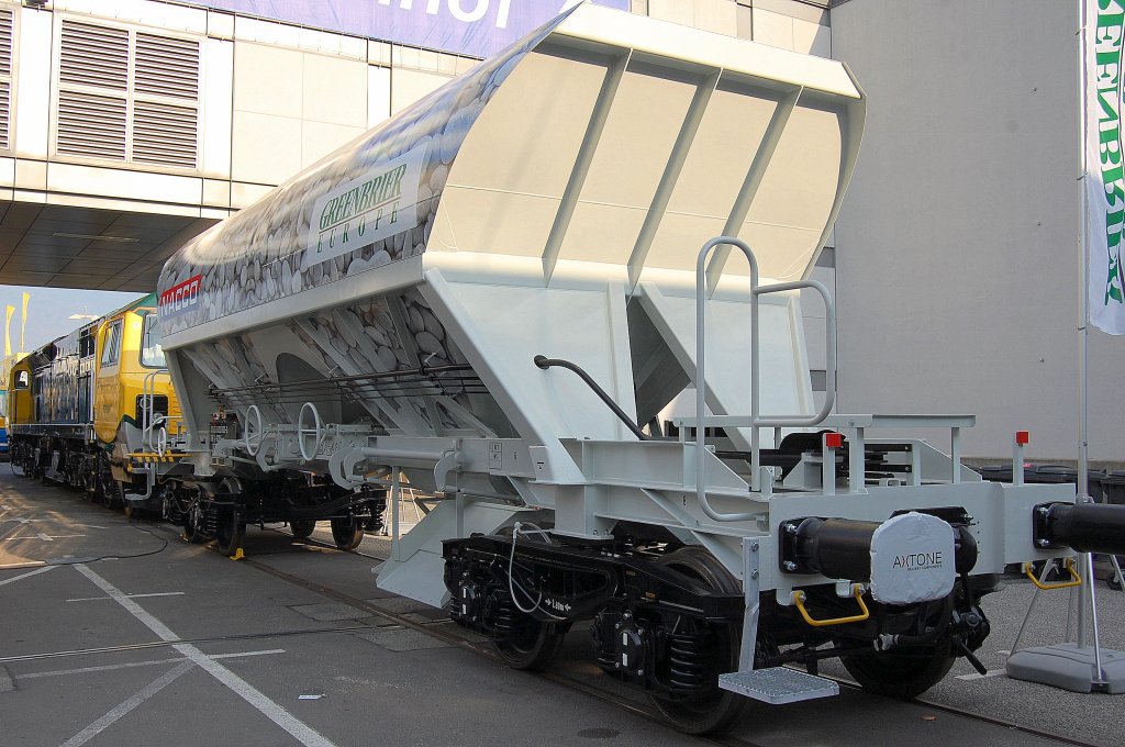 Der polnische Wagenhersteller GREENBRIER EUROPE mit einem neuen offenen Sch�ttgutwagen vom Typ Fanps f�r den Wageneinsteller NACCO, 24.09.10 InnoTrans 2010 