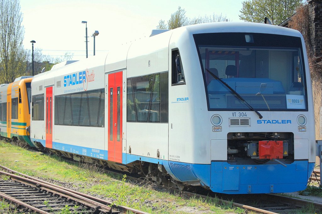 Der RegioShuttle VT 304 (95 80 0650 300-6 D-STAP) der Stadler Pankow GmbH, ehemaliger Vorf�hrtriebzug war zeitweise an die ODEG verliehen als Ersatzfahzeug, hier abgestellt 13.04.09 Berlin-Lichtenberg. Aktueller Verbleib des Zuges ist mir nicht bekannt.
