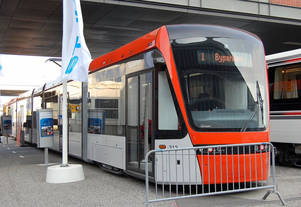 Der schweizer Hersteller STADLER pr�sentiert die Niederflur-Stra�enbahn variobahn gebaut f�r die Stadtbahn Bergen (Bysbanen) in Norwegen, 24.09.10 InnoTrans 2010