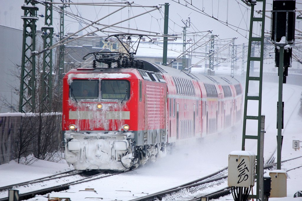 Der sibirische Winter hinterl��t seine Spuren, eine v�llig vereiste 112�r mit dem RE5 Richtung Stralsund auf dem Weg zum Bhf. Berlin-Gesundbrunnen, 28.12.10 S-Bhf. Berlin-Gesundbrunnen.