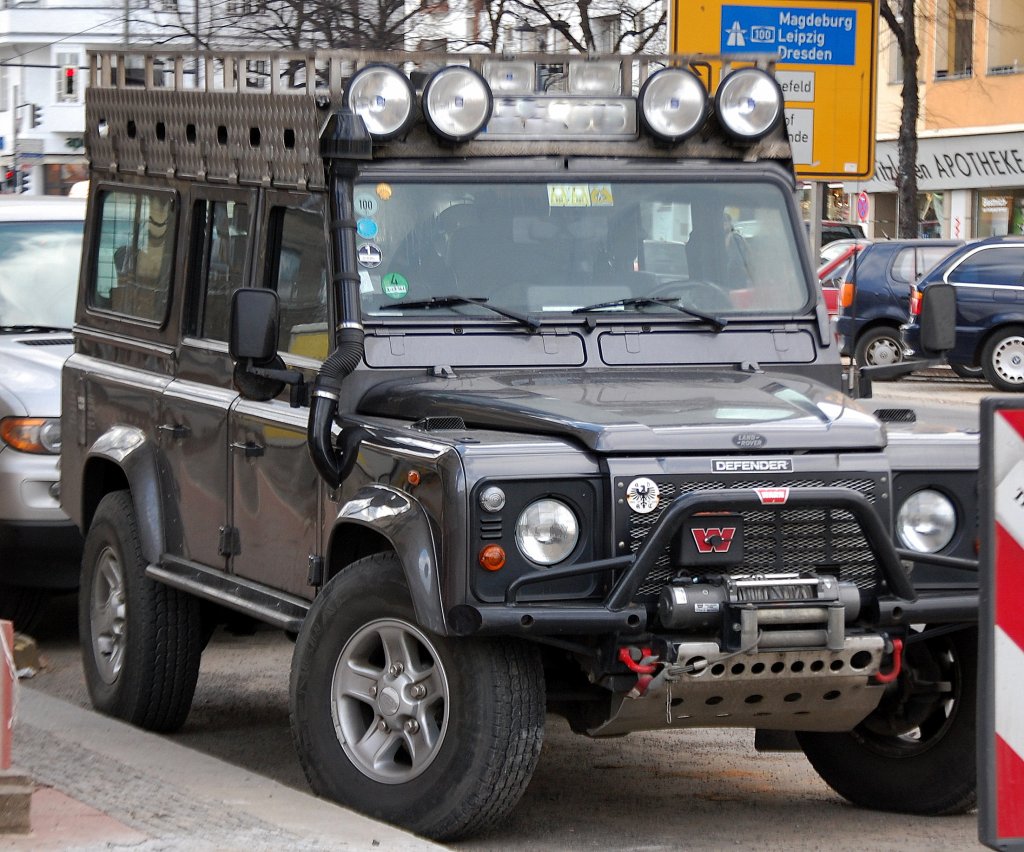 Der sieht aus wie frisch f�r eine Safaritour aufgemotzt, ein LAND ROVER DEFENDER, 08.03.10 Berlin-Charlottenburg.