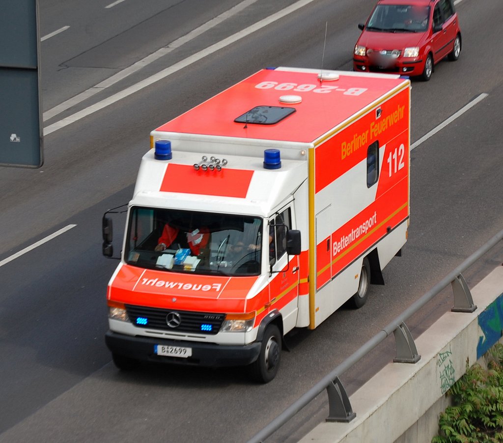 Der Spezial-Bettentransportwagen (BTW) der Berliner Feuerwehr, ein MB Vario 816 D, der bei Transport von Intensivbettentransporten oder vor allem bei massiv �bergewichtigen Patienten zum Einsatz kommt, er ist breiter+l�nger und der gesamte Kabinenboden l�sst sich hydraulisch absenken um Betten direkt in das Fahrzeug zu schieben, 08.05.09 Berliner Stadtautobahn H�he Kaiserdamm. 