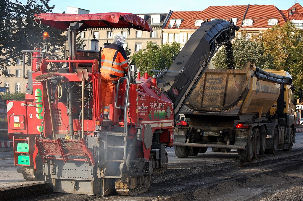 Der Spezialist f�r Abri�arbeiten von Asphaltstra�enbel�gen ist die Fa. E.FEIND in Berlin, hier im Einsatz mit der Asphaltfr�se WIRTGEN W 1000 F am 09.10.09 Berlin-Kaiserdamm.