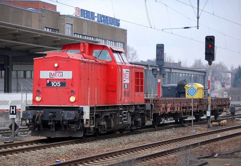 Der t�gliche Arbeitszug im Auftrag der Berliner S-Bahn GmbH mit MEG 105 (92 80 1204 774-7 D-MEG) diesmal bei der Durchfahrt im Bhf. Berlin-Lichtenberg.