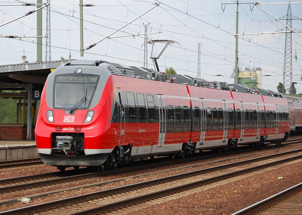 Der TALENT 2 der zuk�nftigen BR 442 der DB mit 442 720 (Aufdruck S-Bahn N�rnberg) auf Probefahrt bei der Durchfahrt im Bhf. Flughafen Berlin-Sch�nefeld am 05.08.10 