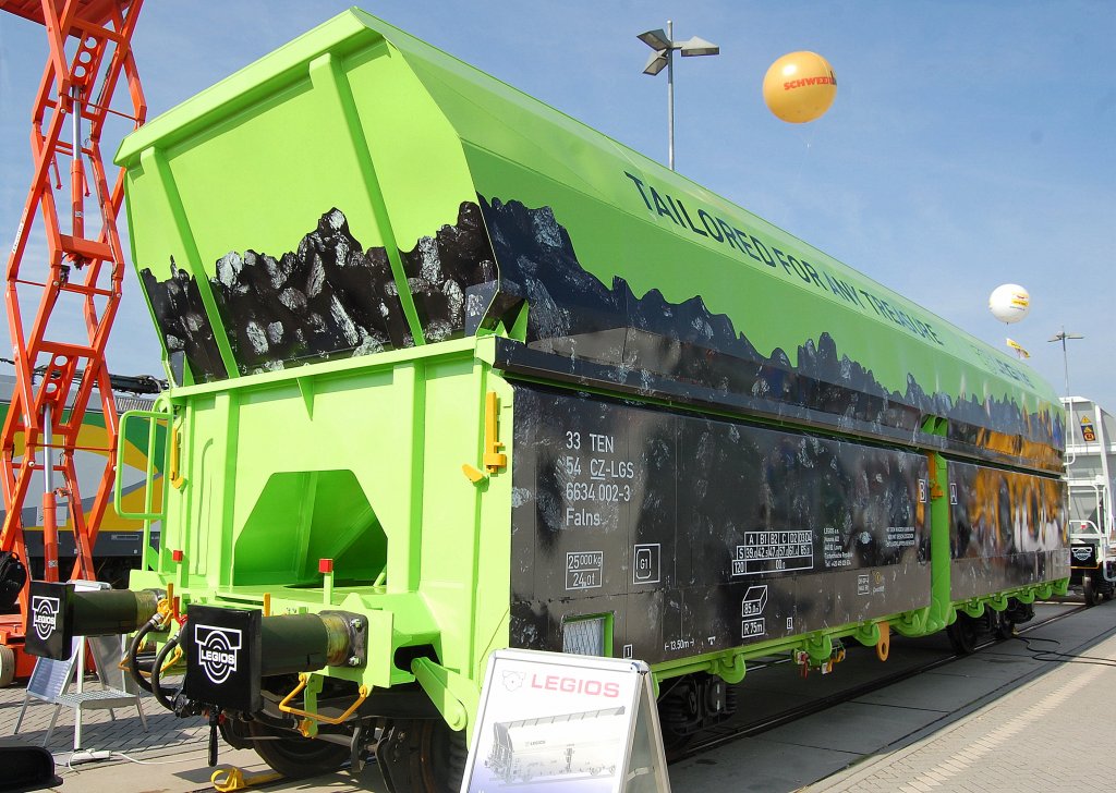Der tschechische Bahnlogistiker LEGIOS mit einem Sch�ttgutwagen der sich gut als Ganzzug mit meheren Wagen in diesem Farbdesign machen w�rde, im Bild der Wagen 33 TEN 54 CZ-LGS 6634 002-3 Falns, 18.09.12 Inno Trans 2012