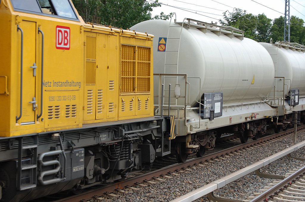 Der Unkrautvernichtungszug der Fa. Bayer CropScience Deutschland GmbH besteht aus verschiedenen Spezialwagen, hier der erste Kesselwagen eingestellt in Deutschland mit der Nr. 60 80 092 4503-6(P) mit Ladegut: Brauchwasser, 20.06.10 Berlin-Karow.