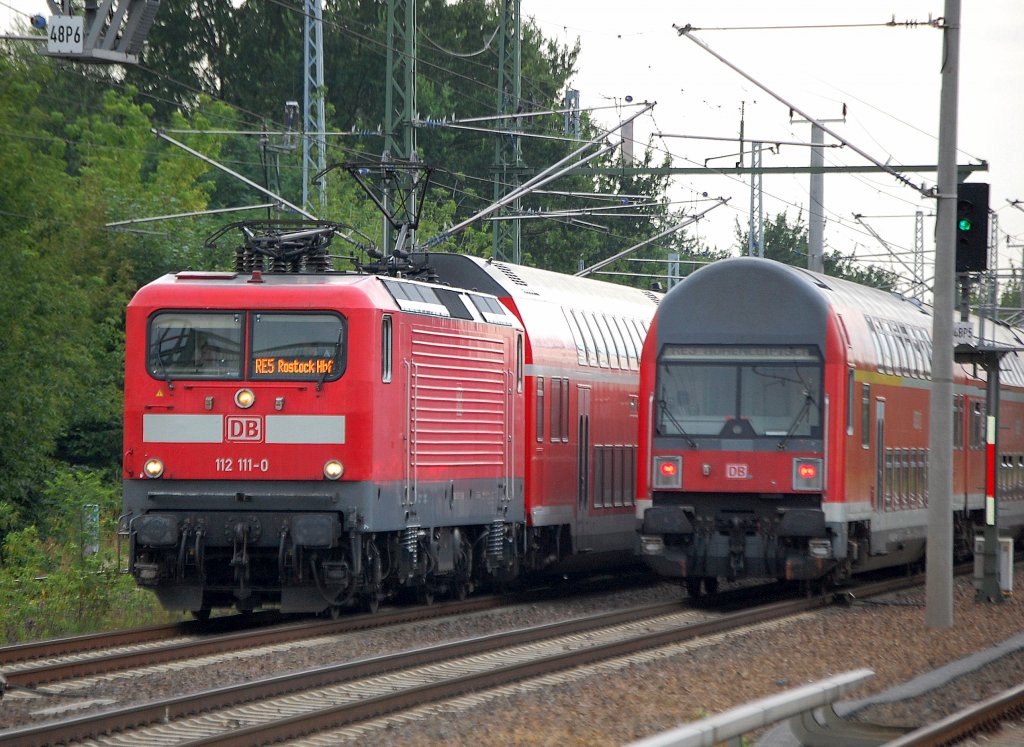 Der versp�tete RE5 mit 112 111-0 Richtung Rostock Hbf begegnet dem RE3, 11.08.10 Berlin-Blankenburg. 