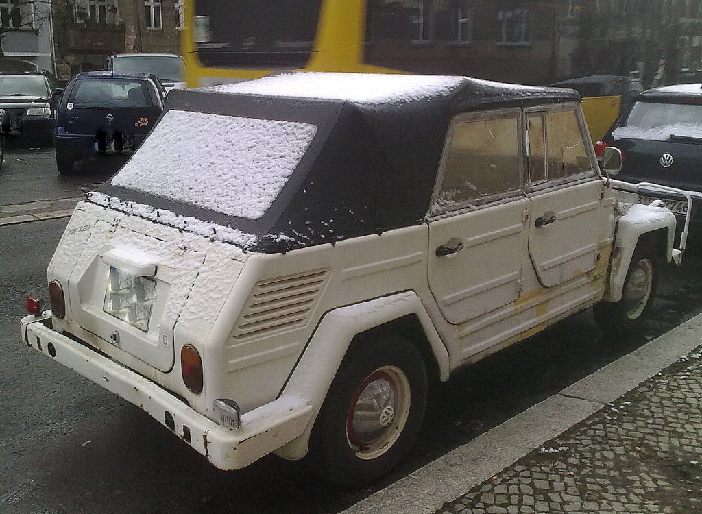 Der VW 181, ein beliebter Gel�ndewagen-Oldtimer mit Planeverdeck, den man im Sommer auch wunderbar als Gel�ndecabriolet nutzen kann, 11.01.13 Berlin-Pankow.
