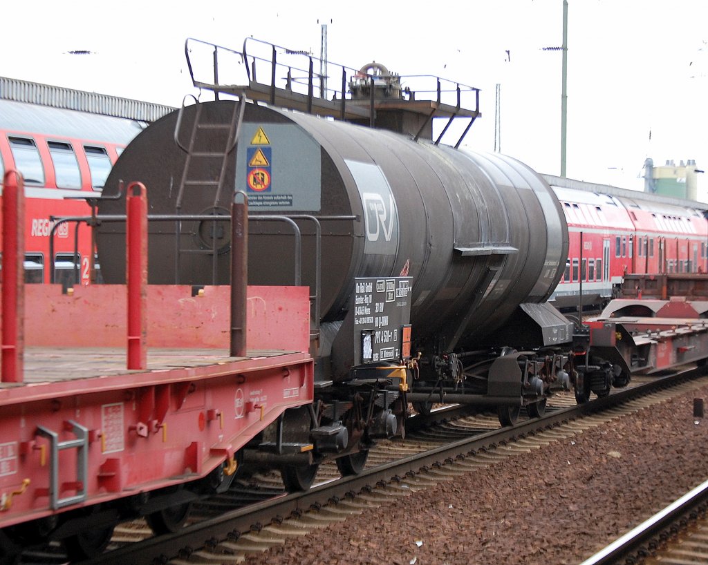 Der Wageneinsteller On Rail GmbH mit einem Kesselwagen eingestellt mit der Nr. 33 RIV 80 D-ORME 797 4 530-3(P) Zaces Bf. Winterswick lt. Gefahrstofftafel 44/2448 f�r geschmolzenes Schwefel als Transportgut, 12.08.11 Bhf. Flughafen Berlin-Sch�nefeld. 