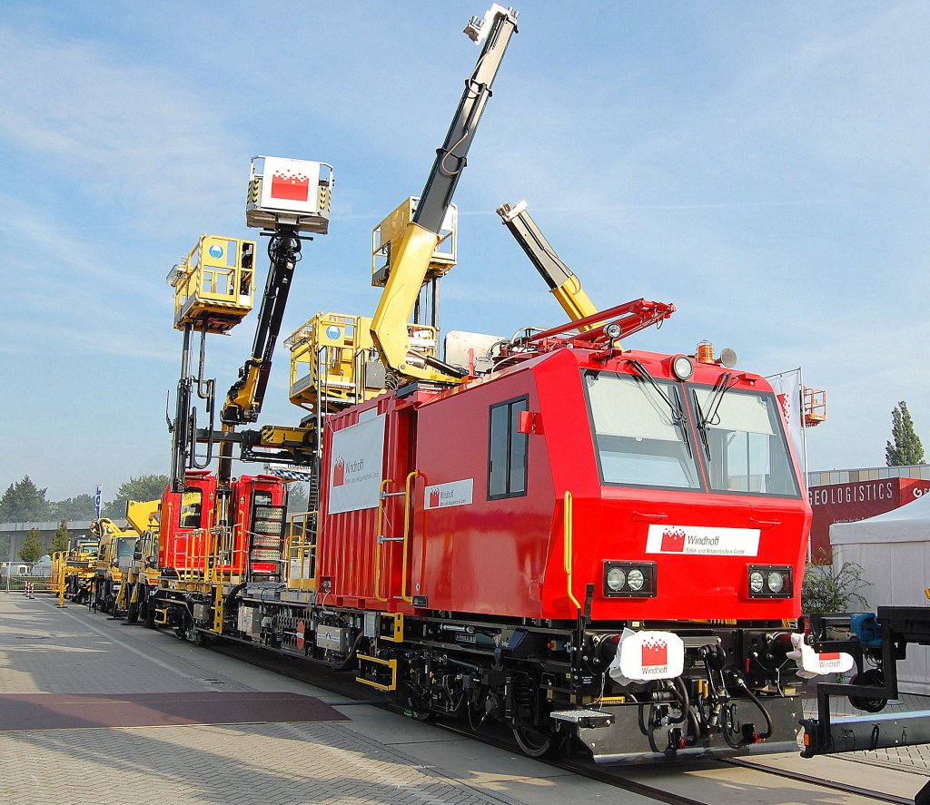 Der war vor zwei Jahren auch schon dabei, die Fa. Windhoff mit einem Fahrzeug mit allerlei Hebeb�hnen und Hydraulikaufs�tzen, 24.09.10 InnoTrans 2010