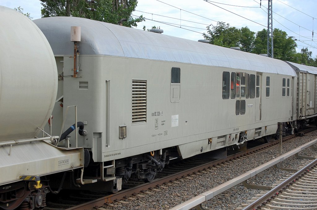 Der wichtigste Wagen des Unkrautvernichtungszuges ist dieser lange Arbeitswagen mit dem Leitstand von dem die Menge und Dosierung des aufgetragenen Giftes auf die Gleise per Computersteuerung eingegeben und �berwacht wird, der Wagen hat die Nr. 60 80 092 3020-2(P) Heimatbahnhof: Bergkamen, 20.06.10 Berlin-Karow.