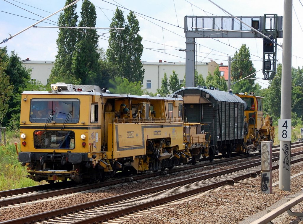 DGT Gleisbauzug mit Stopfmaschine P&T 09-32 CSM + Ger�tewagen + Planiermaschine Deutsche Plasser SSP 110 SW am 18.06.08 Berlin-Pankow Richtung Blankenburg.  