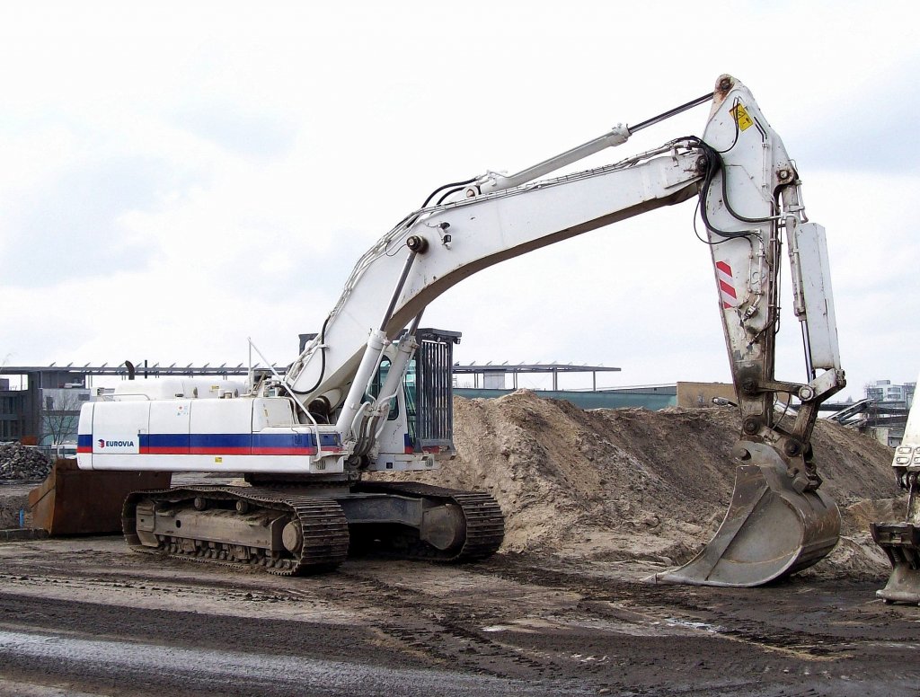 Dicker VOLVO Raupenbagger Typ? der Fa. EUROVIA am 14.03.09 Berlin-Asdlershof.