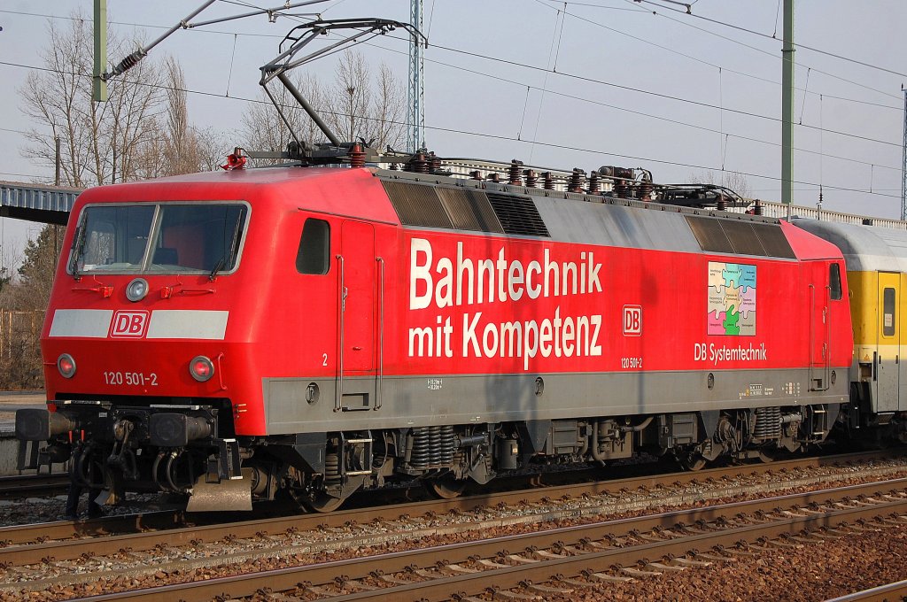 Die 120 501-2 der DB Systemtechnik mit Messzug im Bhf. Flughafen Berlin-Sch�nefeld, 15.02.11