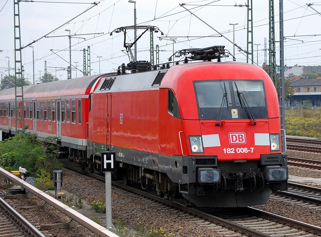 Die 182�r der DB im Regionalverkehr in Berlin-Brandenburg, es sieht l�cherlich aus und sehr gew�hnungsbed�rftig, hier 182 006-7 mit Steuer- und Personenregionalwagen Richtung �ber Berlin-Spandau nach Wustermark, 07.10.10 Berlin-Beusselstr.