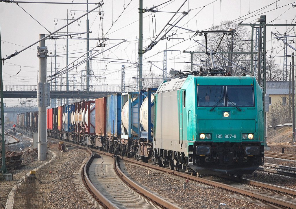Die 185 607-9 (91 80 6185 607-9 D-RBSAF, Bombardier Bj.2008) von der DB Schenker Rail angemietete Lok mit Containerzug bei der kurzen Einfahrt im Bhf. Flughafen Berlin-Sch�nefeld, 15.02.11 