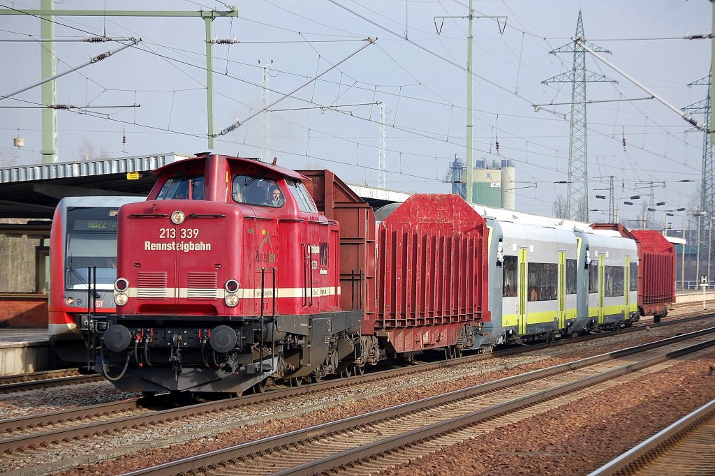 Die 213 339 der Rennsteigbahn �berf�hrt zwei fabrikneuen Agilis RegioShuttle vom Stadler Werk Berlin-Pankow am 09.02.11 durch den Bhf. Flughafen Berlin-Sch�nefeld. 