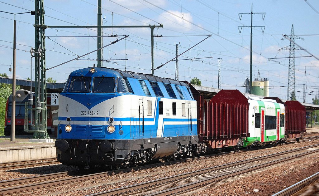 Die 228 758-9 (92 80 1228 758-9 D-RSBG) �berf�hrt einen fabrikneuen RS1 vom Stadler Werk Berlin-Pankow, es ist ein Triebzug f�r die ELSTER SAALE BAHN der Erfurter Bahn mit der Nr. (95 80 0650 250-3 D-EIB), 14.05.12 Bhf. Flughafen Berlin-Sch�nefeld.