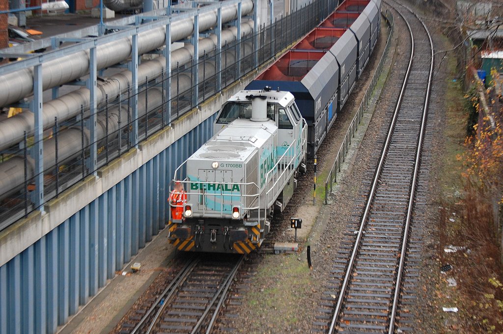 Die 277 406-5 von BEHALA zieht einige VTG Sch�tgutwagen vom Typ Falns vom Gel�nde des Vattenfall Kohlekraftwerks am Berliner Westhafen zu den Rangiergleisen des Berliner Westhafen, 27.11.12