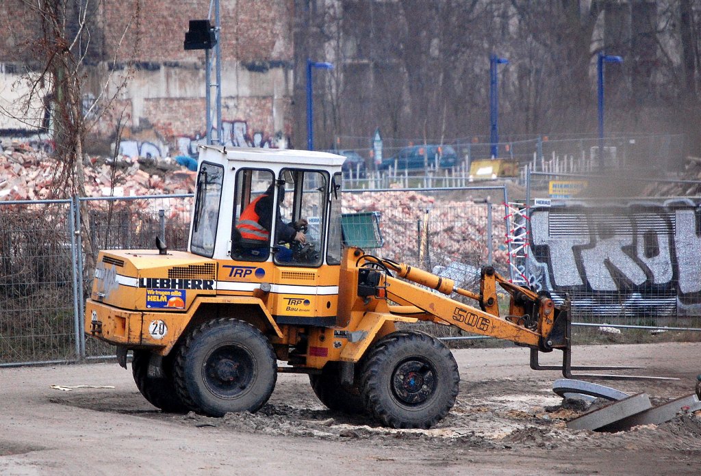 Die �ltere Variante eines LIEBHERR 506 Radladers der Fa. TRP, Gro�baustelle Berlin Ostkreuz 19.12.07  