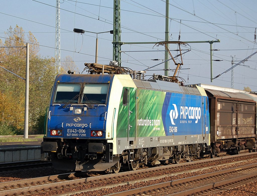 Die von Alpha Trains an die polnische PKP-Cargo verliehene EU43-006 / E 186 134 (91 51 627 0005-7 PL-PKPC, Bj.2007) mit einem gemischten G�terzug bei der Durchfahrt im Bhf. Flughafen Berlin-Sch�nefeld am 31.10.09