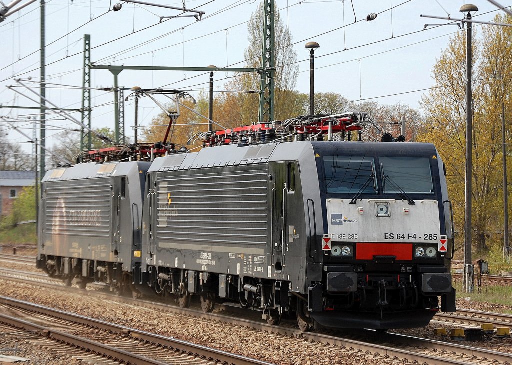 Die auch noch relativ neue MRCE Dispolok E 189-285 / ES 64 F4-285 (91 80 6189 285-0 D-DISPO, Bj.2009) im Dieste von CTL gezogen von ES 64 F4-201 am 24.04.10 Bhf. Flughafen Berlin-Sch�nfeld.