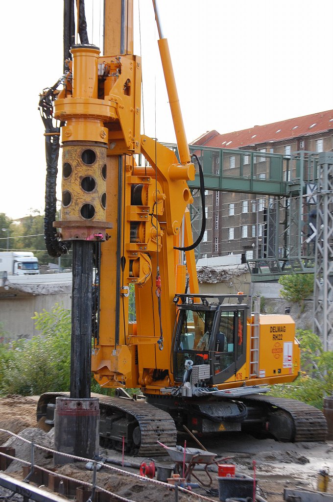 Die Baufirma MAX B�GL mit einem eigenem Drehbohrsystem vom Hersteller DELMAG Typ RH22 am 05.10.09 Gro�baustelle Neubau der Spnadauer Damm Br�cke in Berlin.