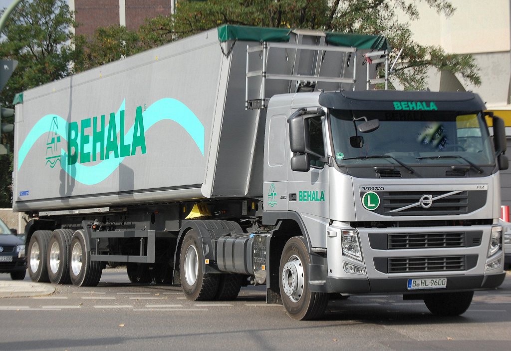 Die BEHALA in Berlin hat seit einiger Zeit nun auch eigene Sattelkipper im Einsatz, hier ein VOLVO FM 450 Sattelkipper verl��t den Berliner Westhafen am 05.10.11