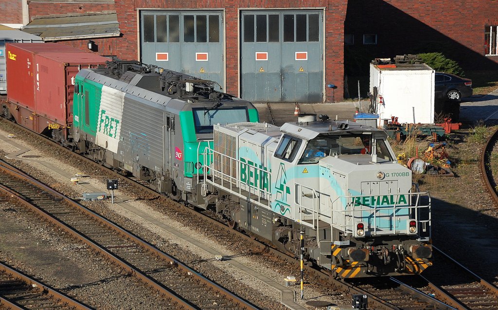 Die BEHALA Lok 277 406-5 bringt die gerade in Berlin angekommen Akiem/FRET Lok 437029 mit ihrem Containerzug zum Rangiergel�nde des Berliner Westhafen. 
