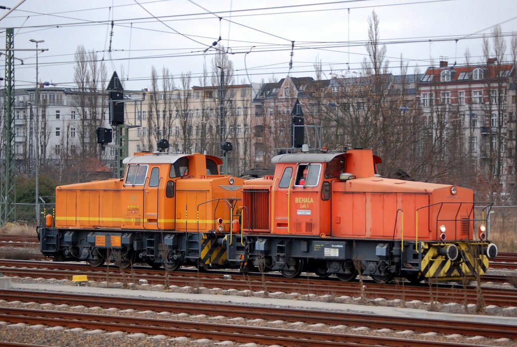 Die beiden BEHALA Werloks 1 + 3 (KM, Bj.1980 + 1973, Typ M700C) als Doppeltraktion beim Rangieren auf den Gleisen der Gb f. Berlin-Moabit am 17.01.08