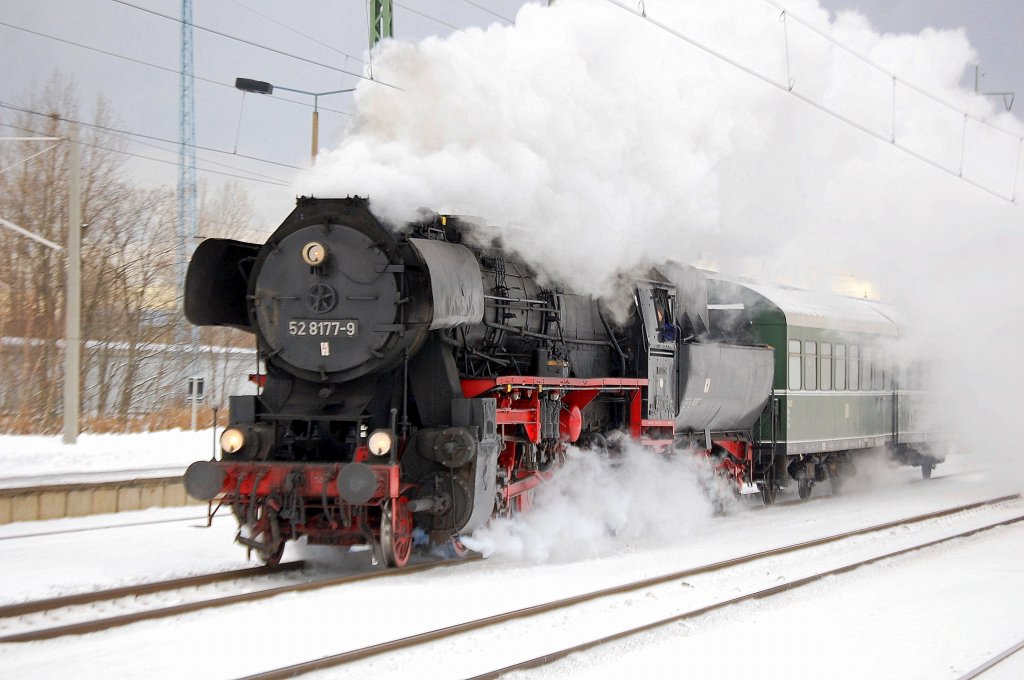Die Berliner Dampflokfreunde mal wieder unterwegs mit 52 8177-9 (MBA Bj. 1944, ex DR) bei rasanter Durchfahrt im Bhf. Flughafen Berlin-Sch�nefeld mit zwei historischen Personenwagen, 10.12.10
