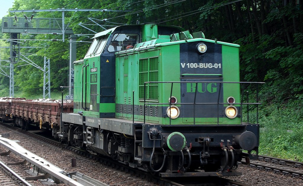 Die BUG V 100-BUG-01 (98 80 3201 110-4 D-BUG) unterwegs mit Flachwagen mit staubigen altem Gleisschotter, 29.05.12 H�he Sch�nhauser Allee Berliner Innenring.