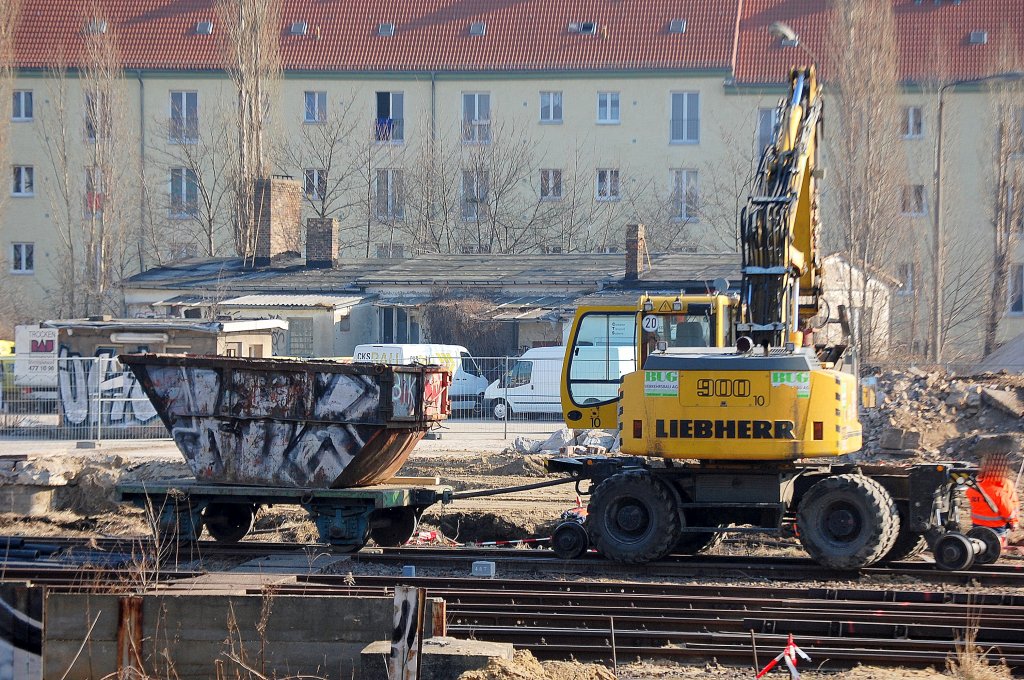 Die BUG Verkehrsbau AG ist imgr��eren Umfang schon seit einiger Zeit mit dem Gleisneu und -umbau gegen�ber dem S-Bhf Berlin Frankfurter Allee t�tig, hier ein Zweiwegebagger LIEBHERR 900 mit Bauh�nger mit Schuttcontainer oben darauf, 01.03.11