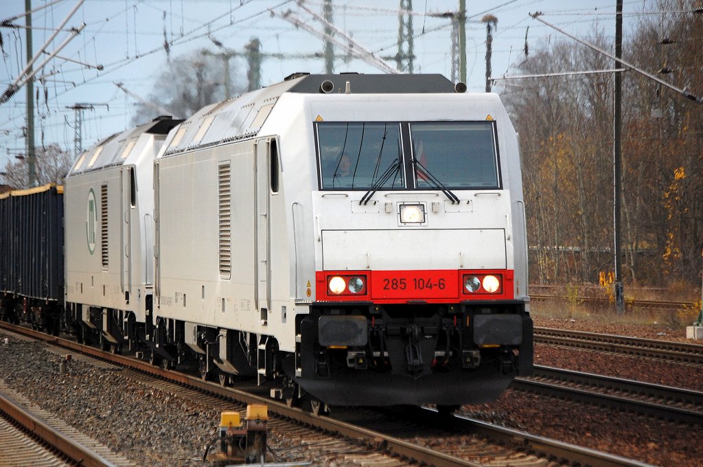 Die CBRail Leasingloks der ITL in Doppeltraktion, 285 104-6 (92 80 1285 104-6 D-BTK, Bj.2008) + 285 103-8 (92 80 1285 103-8 D-ITL, Bj. 2008) mit einem Ganz6zug offener G�terwagen bei der Durchfahrt im Bhf. Flughafen Berlin-Sch�nefeld, 14.11.09