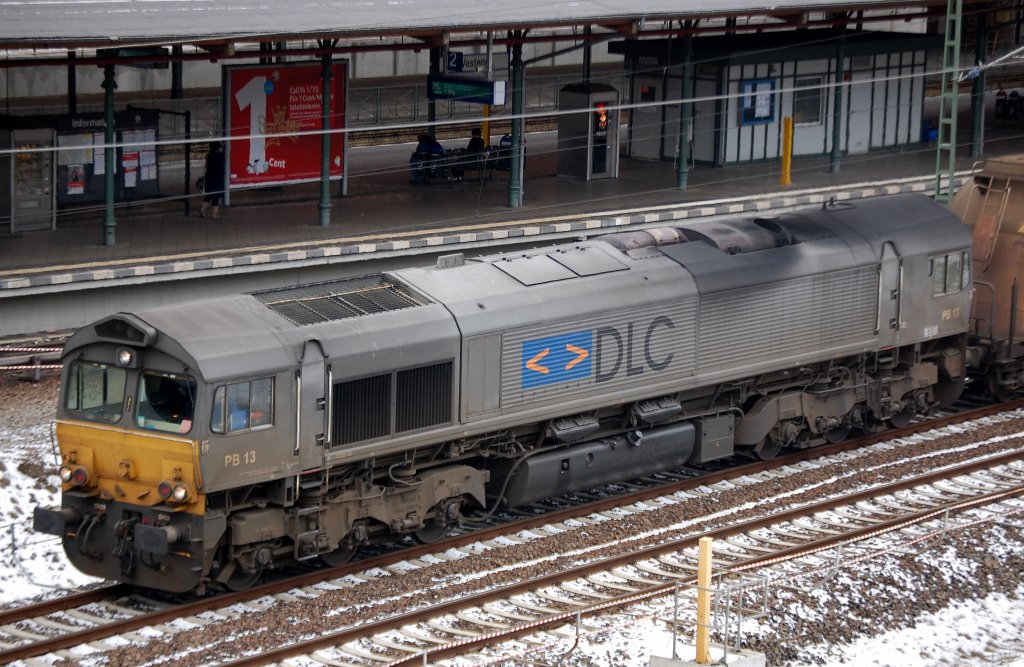 Die CBRail Lok PB 13 (GM-EMD Bj.2002) mit dem alten DLC Logo mit einem ganzzug Silostaubwagen am 16.01.09 Berliner Innenring H�he Messe Nord/ICC.