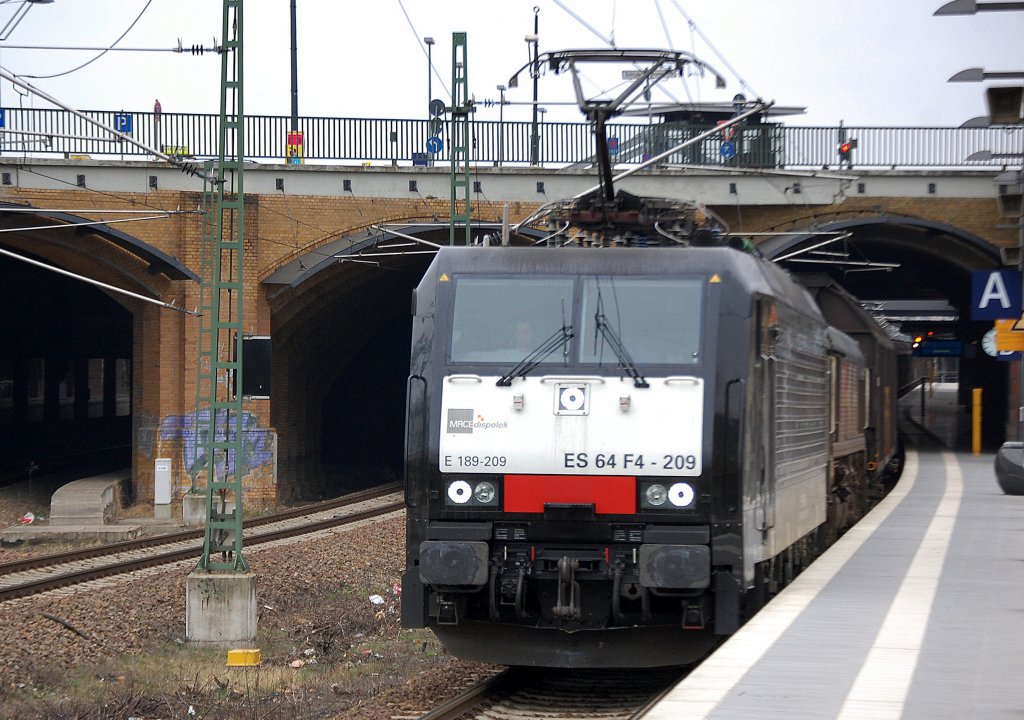 Die von CTL angemietete MRCE Dispollok ES 64 F4-209 (91 80 6189 209-0 D-DISPO) mit ex HGK Claas 66 und Ganzzug Schiebewandwagen bei der Durchfahrt Bhf. Berlin-Gesundbrunnen, 21.03.12 